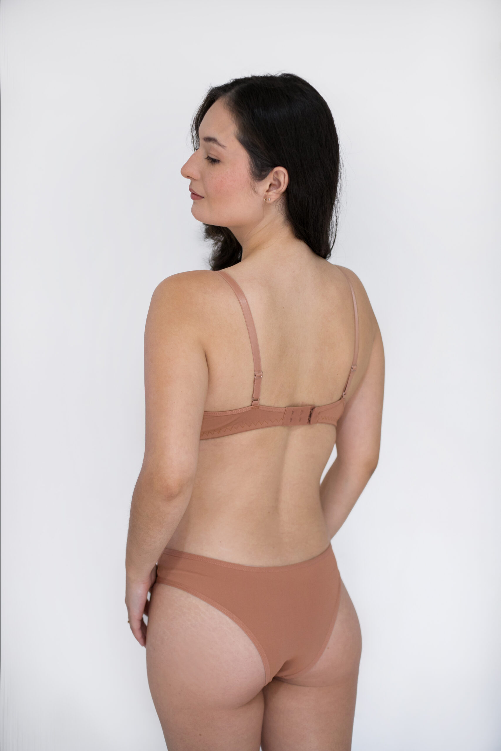 Lingerie básica Sutiã sem bojo Mocha mousse Cor neutra Lingerie dia a dia Conforto Sutiã invisível Peça versátil Alça regulável Sustentação Minimalista Sem costura calcinha