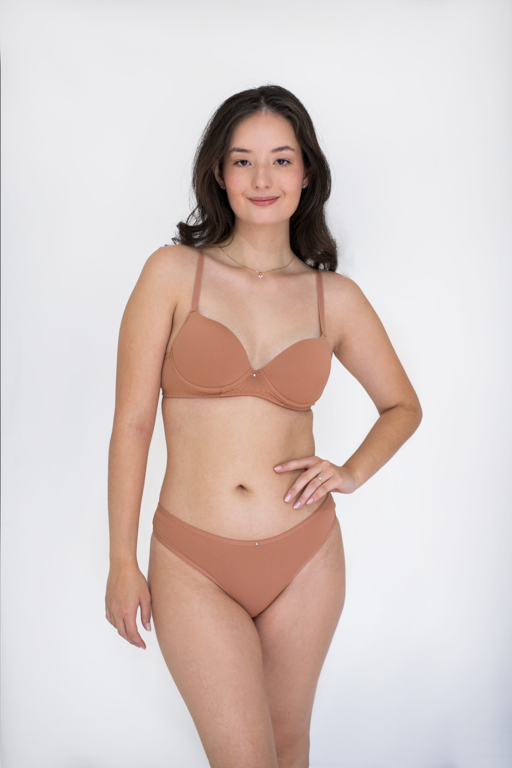 Lingerie básica Sutiã sem bojo Mocha mousse Cor neutra Lingerie dia a dia Conforto Sutiã invisível Peça versátil Alça regulável Sustentação Minimalista Sem costura